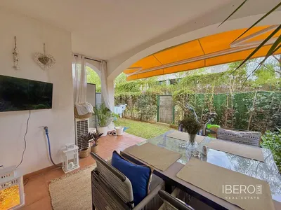 Σαλόνι; ξύλινο πάτωμα, φυσικό φως, μοντέρνο στυλ, ψηλά ταβάνια