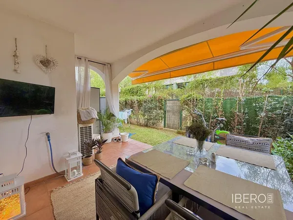 Σαλόνι; ξύλινο πάτωμα, φυσικό φως, μοντέρνο στυλ, ψηλά ταβάνια