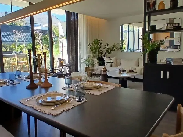 Keuken; keukenapparatuur, houten vloer, natuurlijk licht, moderne stijl, gerenoveerd