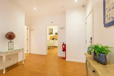 Κουζίνα; συσκευές κουζίνας, πλακάκια, φυσικό φως, μοντέρνο στυλ