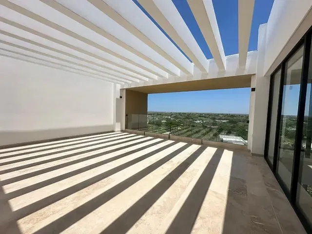 Soggiorno; pavimento in legno, luce naturale, stile moderno, soffitti alti