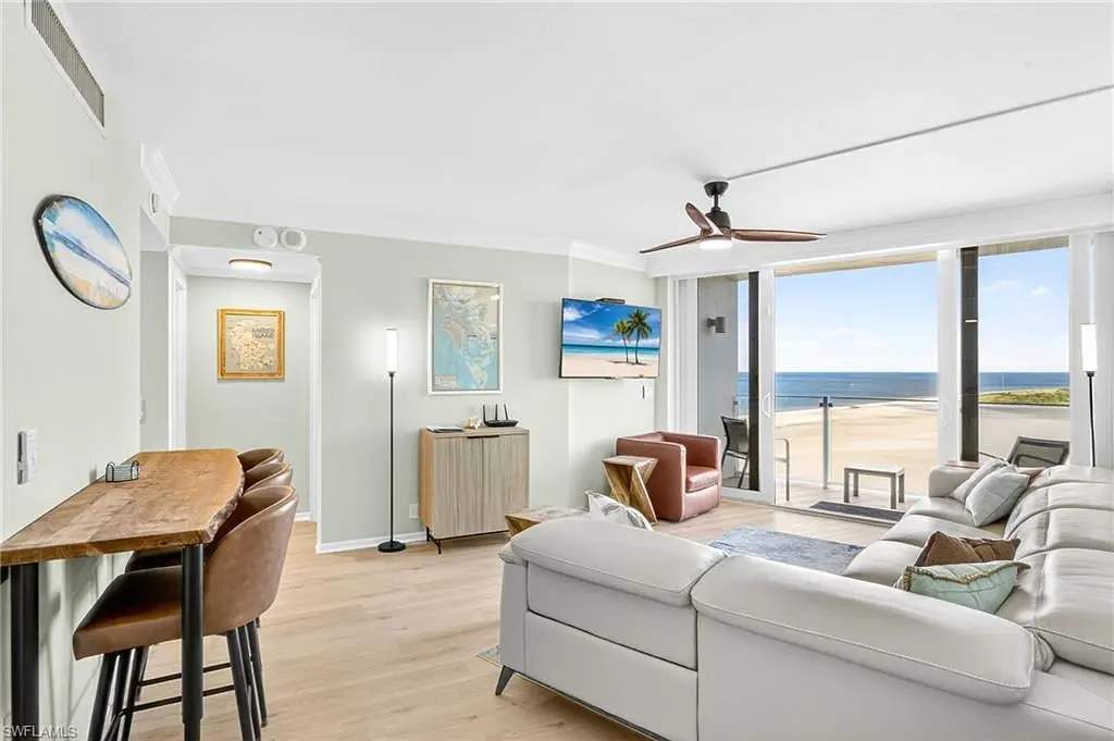 Kuhinja; kuhinjski aparati, drveni pod, prirodno svjetlo, moderni stil, renoviran