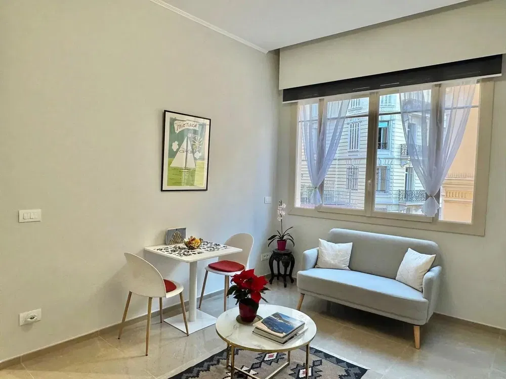 Σαλόνι; ξύλινο πάτωμα, φυσικό φως, μοντέρνο στυλ, ψηλά ταβάνια