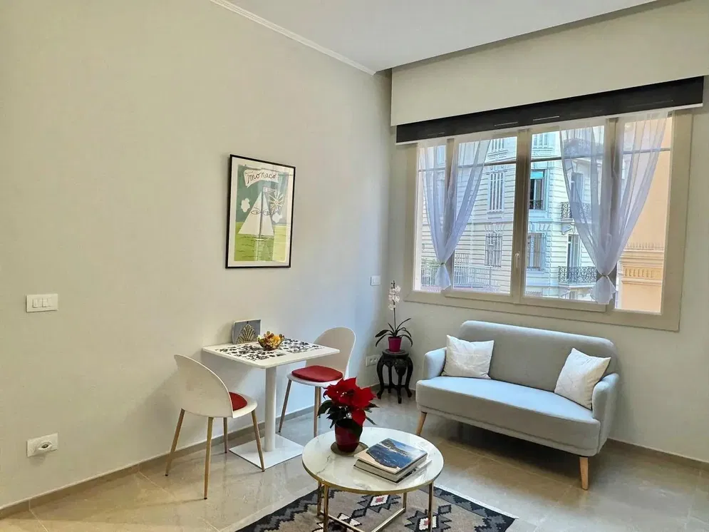 Salón; suelo de madera, luz natural, estilo moderno, techos altos