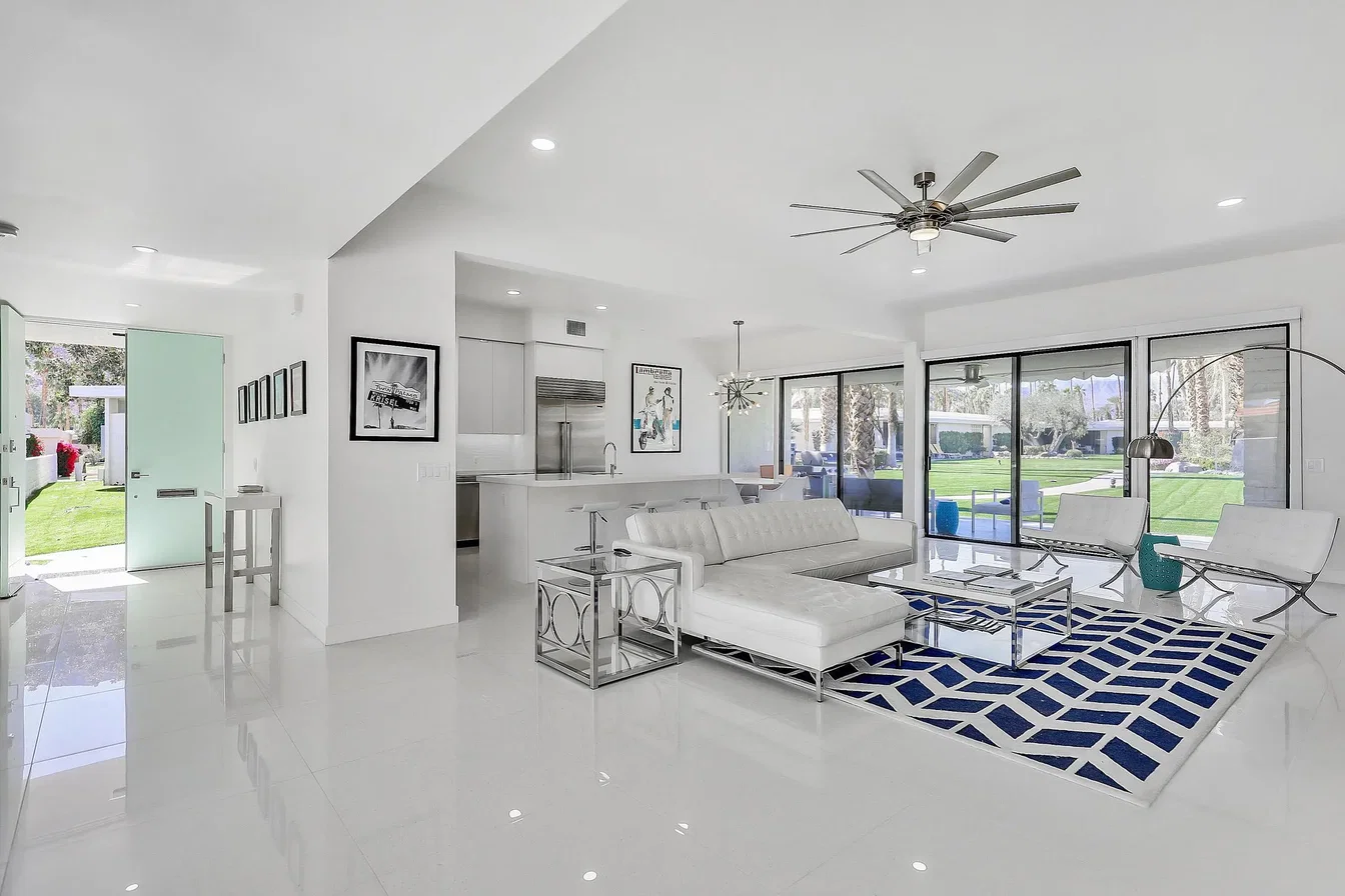 Salon; parquet, lumière naturelle, style moderne, hauteur sous plafond