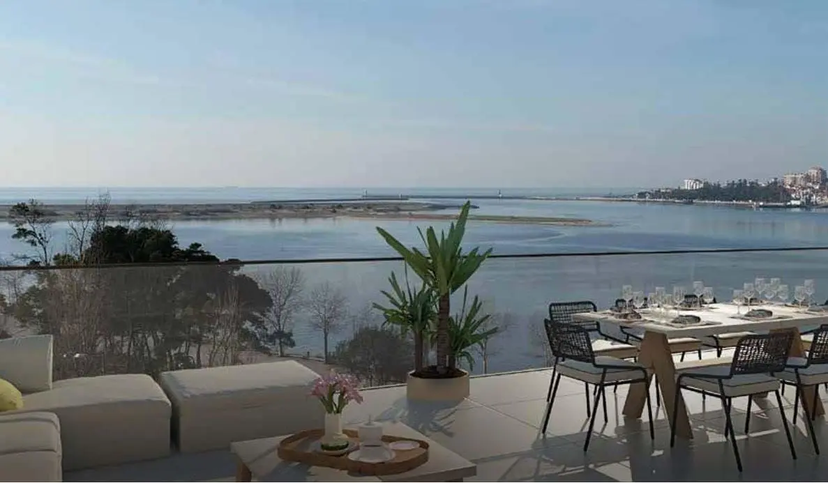 Σαλόνι; ξύλινο πάτωμα, φυσικό φως, μοντέρνο στυλ, ψηλά ταβάνια