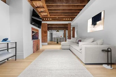 Dnevna soba; drveni pod, prirodno svjetlo, moderni stil, visoki plafoni