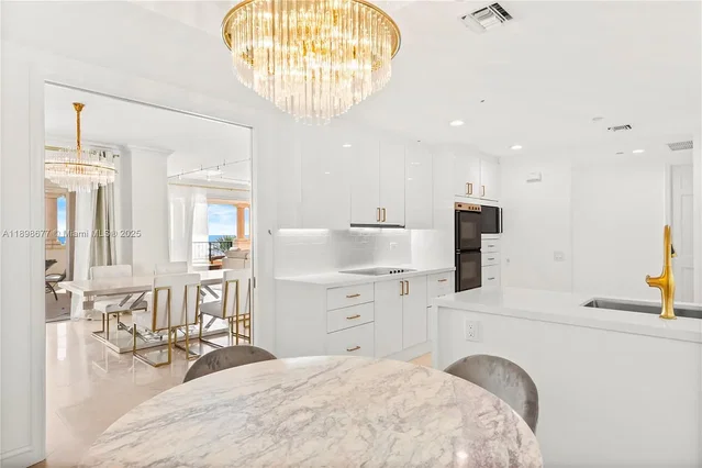 Salón; suelo de madera, luz natural, estilo moderno, techos altos