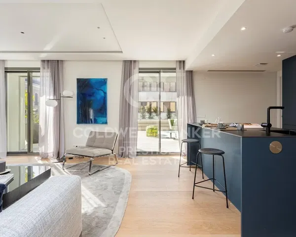 Wohnzimmer; holzboden, tageslicht, moderner stil, hohe decken