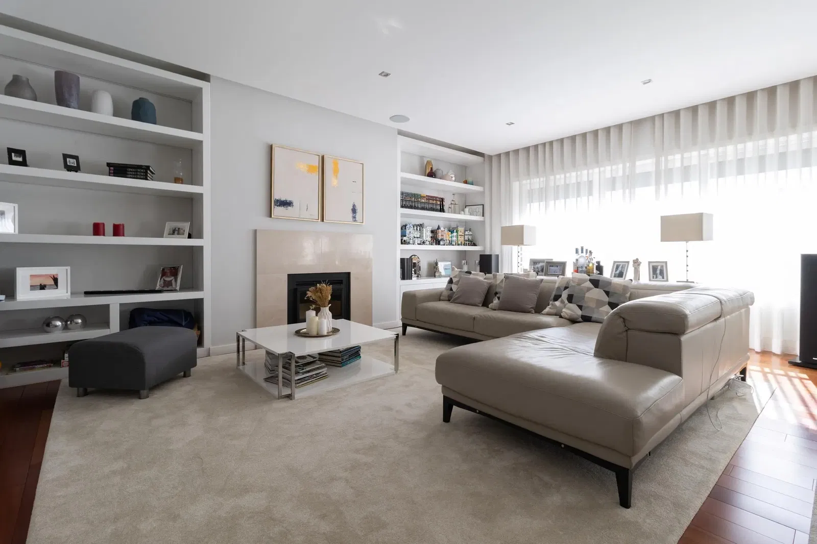 Σαλόνι; ξύλινο πάτωμα, φυσικό φως, μοντέρνο στυλ, ψηλά ταβάνια