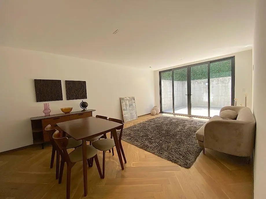 Cuisine; électroménager, parquet, lumière naturelle, style moderne, rénové