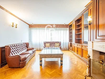 Kuchyně; kuchyňské spotřebiče, dřevěná podlaha, přirozené světlo, moderní styl, po rekonstrukci