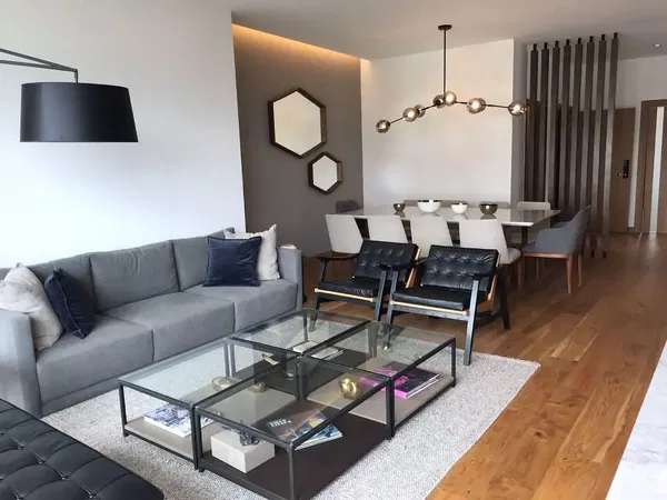 Cuisine; électroménager, parquet, lumière naturelle, style moderne, rénové