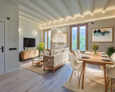 Σαλόνι; ξύλινο πάτωμα, φυσικό φως, μοντέρνο στυλ, ψηλά ταβάνια