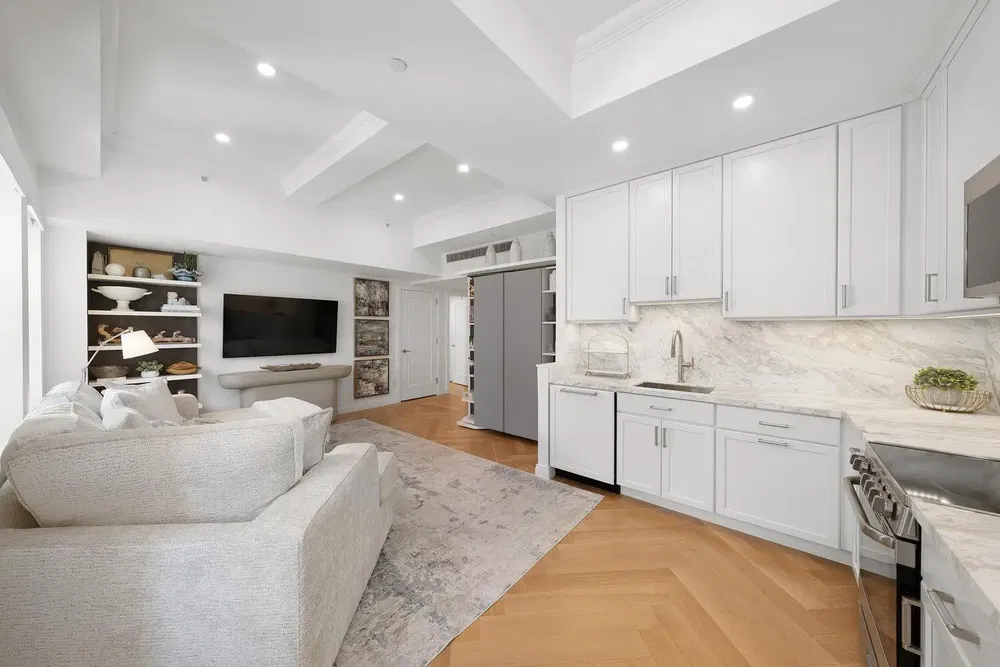 Kuhinja; kuhinjski aparati, pločice, prirodno svjetlo, moderni stil, renoviran