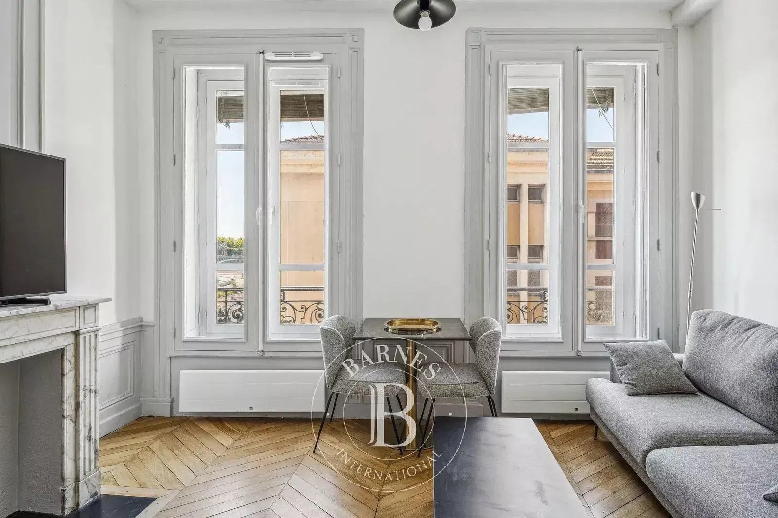 Cuisine; électroménager, parquet, lumière naturelle, style moderne, rénové