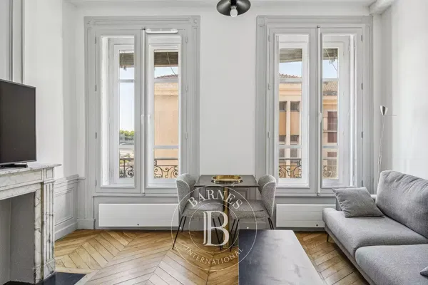 Cuisine; électroménager, parquet, lumière naturelle, style moderne, rénové