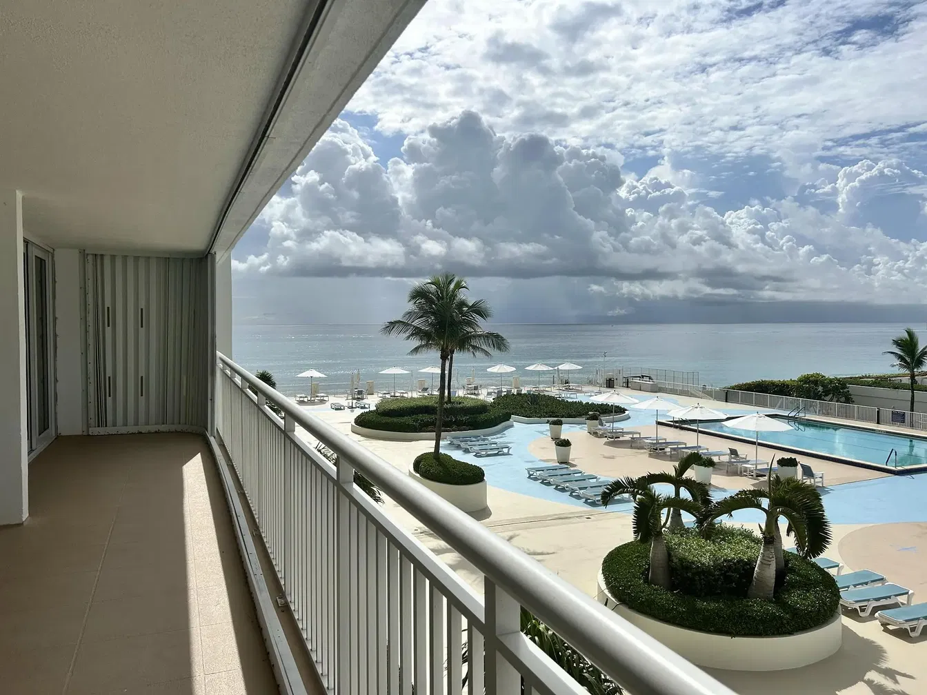 Dnevni boravak; drveni pod, prirodna svjetlost, moderan stil, visoki stropovi