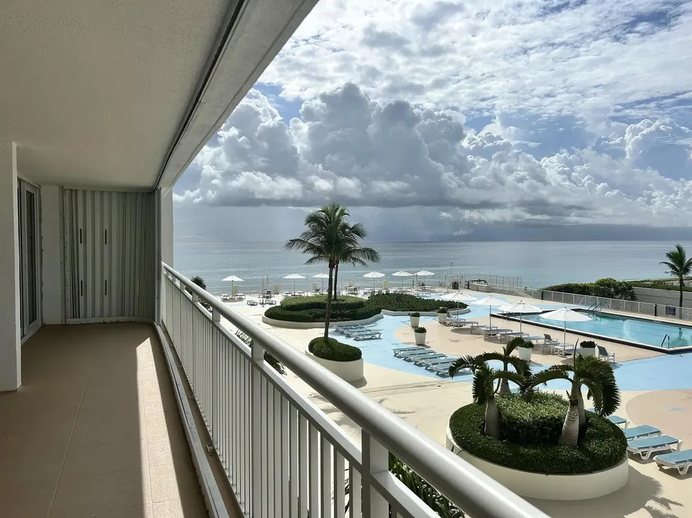 Dnevni boravak; drveni pod, prirodna svjetlost, moderan stil, visoki stropovi