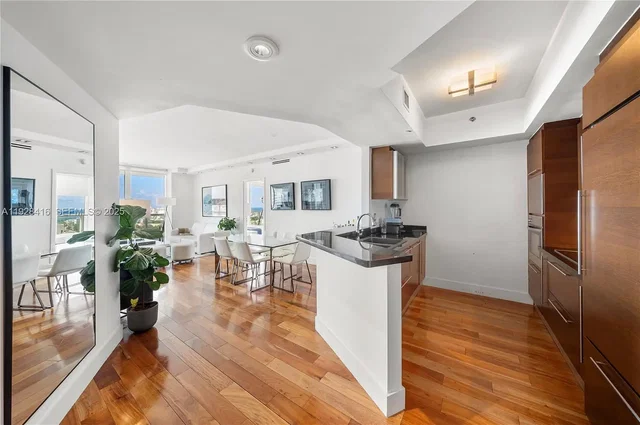 Küche; küchengeräte, holzboden, tageslicht, moderner stil, renoviert