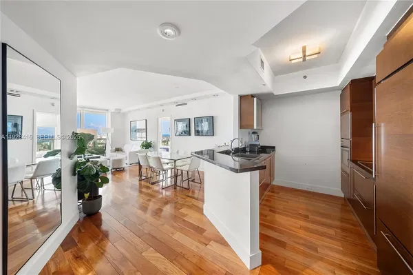 Kuhinja; kuhinjski aparati, drveni pod, prirodno svjetlo, moderni stil, renoviran