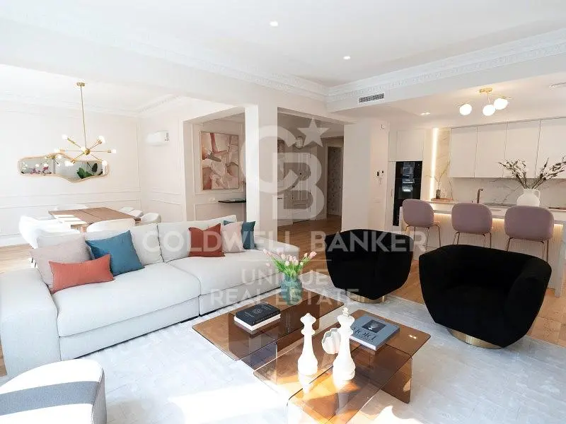 Soggiorno; pavimento in legno, luce naturale, stile moderno, soffitti alti