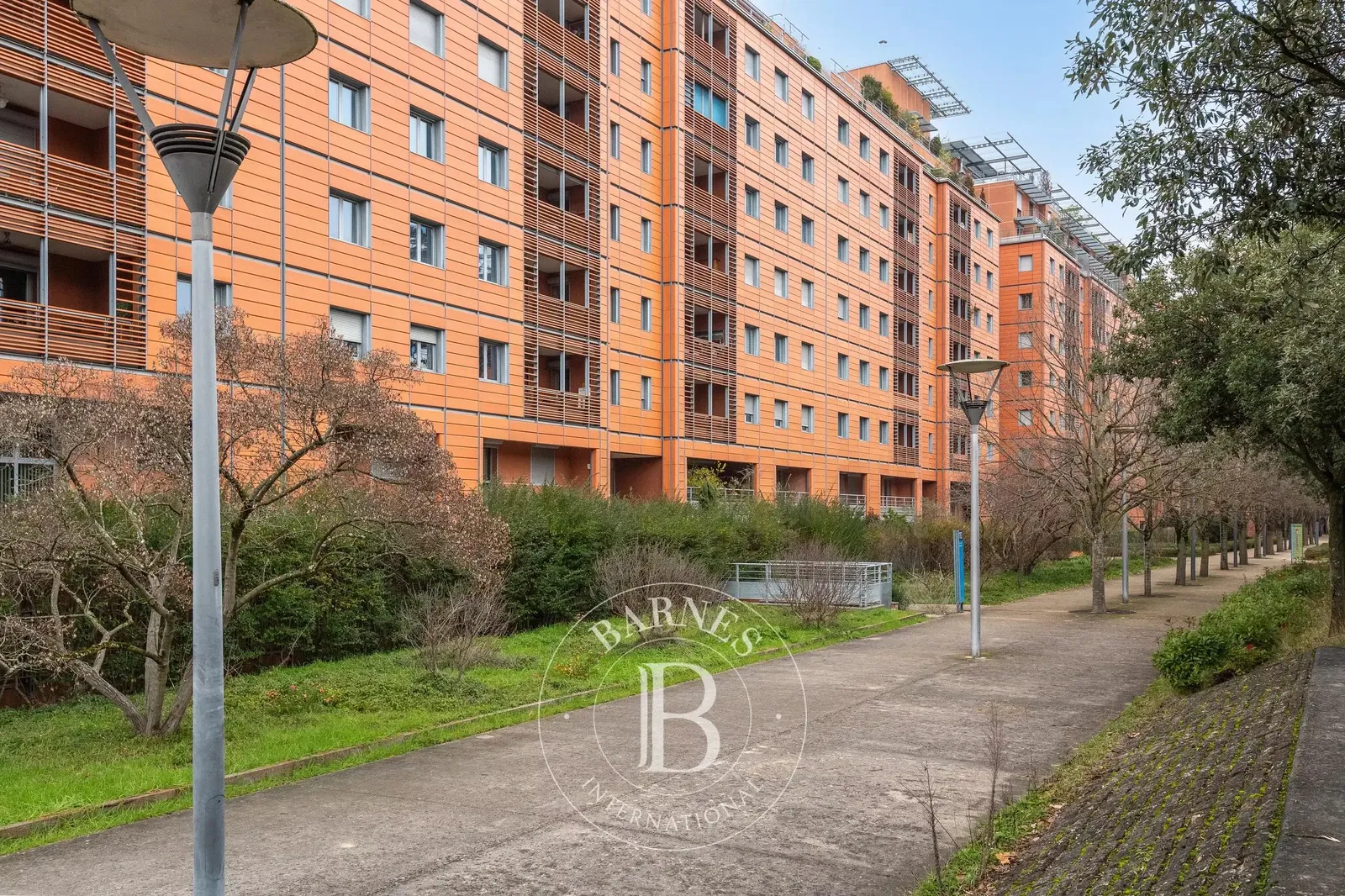 Salon; parquet, lumière naturelle, style moderne, hauteur sous plafond