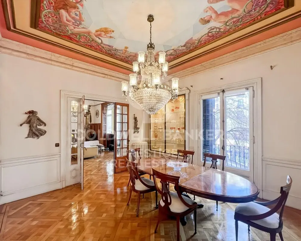 Дневна соба; дрвени под, природно светло, модерни стил, високи плафони