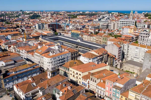 Кухня; кухненски уреди, дървен под, естествена светлина, модерен стил, ремонтиран