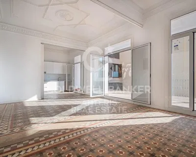 Дневна соба; дрвени под, природно светло, модерни стил, високи плафони