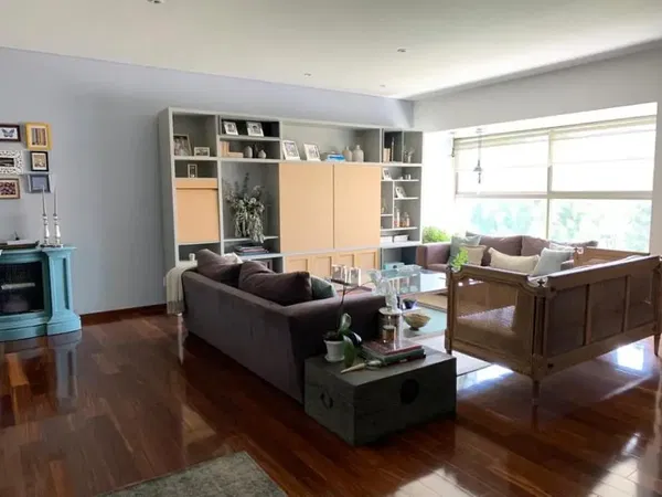 Cuisine; électroménager, parquet, lumière naturelle, style moderne, rénové