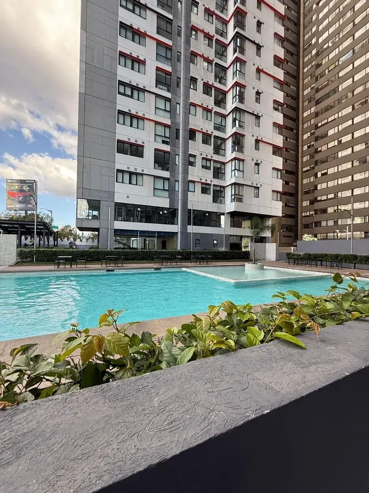 Soggiorno; pavimento in legno, luce naturale, stile moderno, soffitti alti