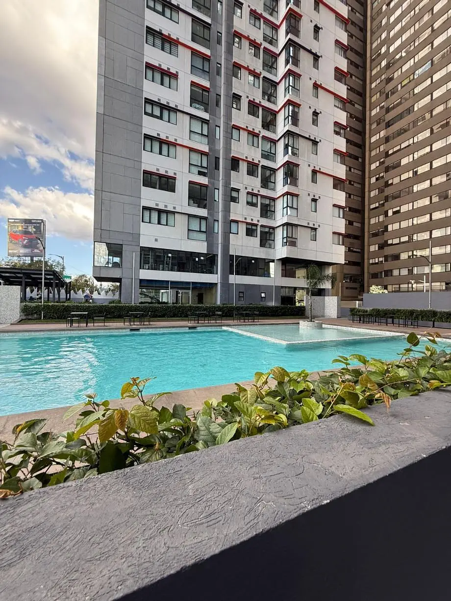 Dnevni boravak; drveni pod, prirodna svjetlost, moderan stil, visoki stropovi