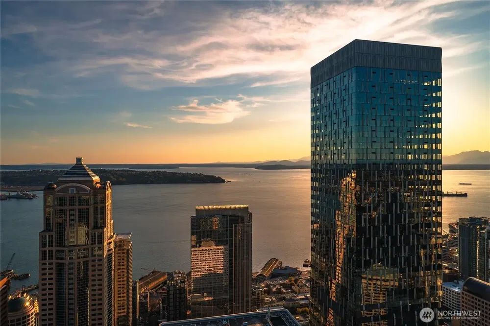 Kuhinja; kuhinjski aparati, drveni pod, prirodno svjetlo, moderni stil