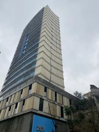Salon; parquet, lumière naturelle, style moderne, hauteur sous plafond