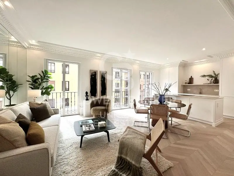 Soggiorno; pavimento in legno, luce naturale, stile moderno, soffitti alti