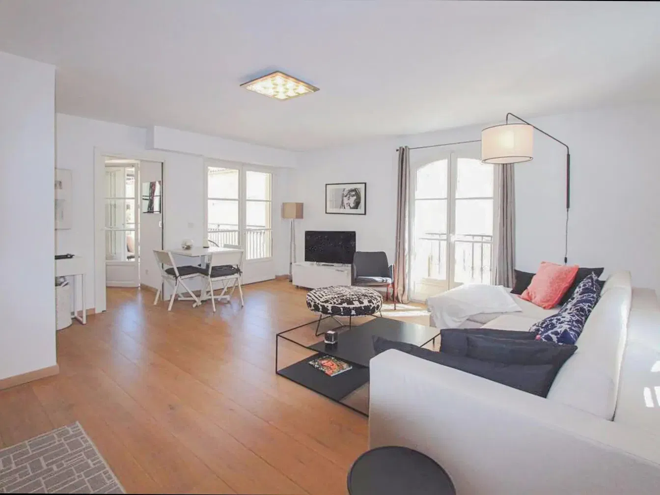 Salon; parquet, lumière naturelle, style moderne, hauteur sous plafond