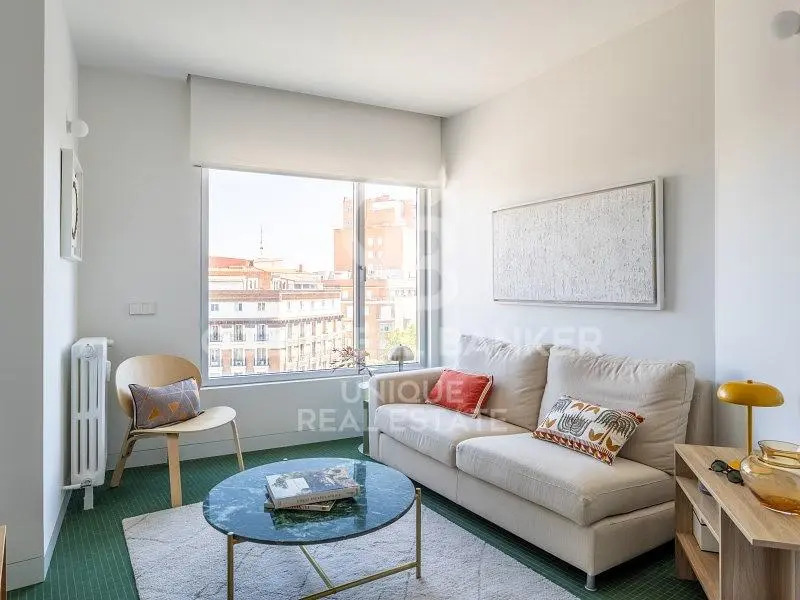 Dnevni boravak; drveni pod, prirodna svjetlost, moderan stil, visoki stropovi