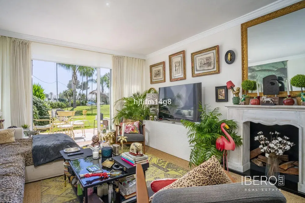 Salon; podłoga drewniana, światło dzienne, styl nowoczesny, wysokie sufity