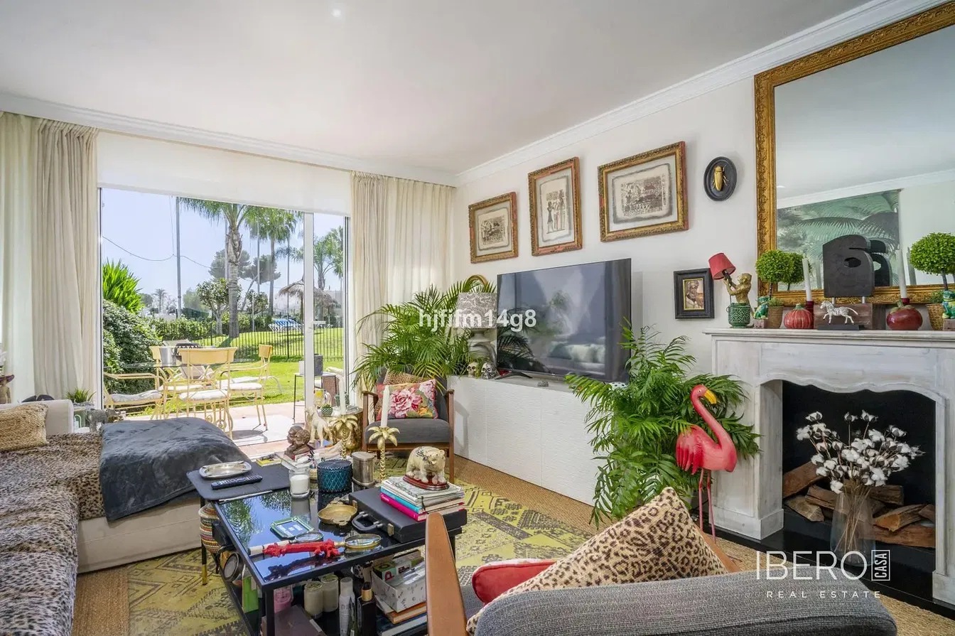 Salon; parquet, lumière naturelle, style moderne, hauteur sous plafond