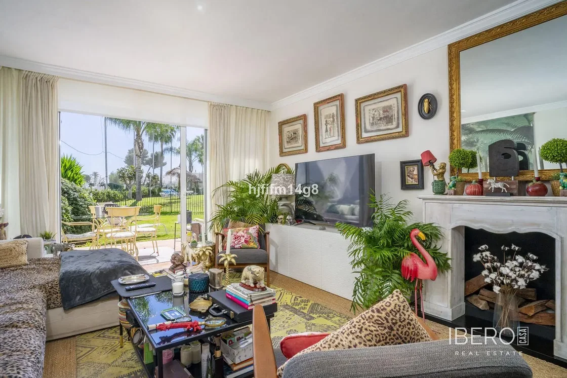 Salon; parquet, lumière naturelle, style moderne, hauteur sous plafond
