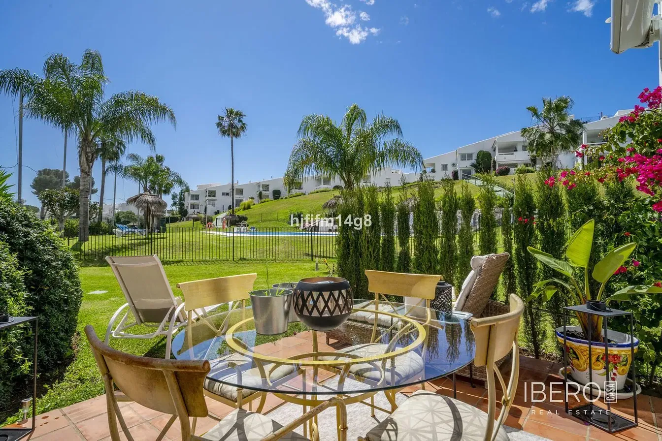 Salon; parquet, lumière naturelle, style moderne, hauteur sous plafond