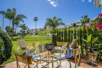 Salon; podłoga drewniana, światło dzienne, styl nowoczesny, wysokie sufity