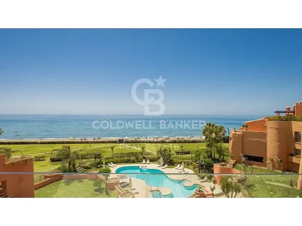 Κουζίνα; συσκευές κουζίνας, ξύλινο πάτωμα, φυσικό φως, μοντέρνο στυλ, ανακαινισμένο