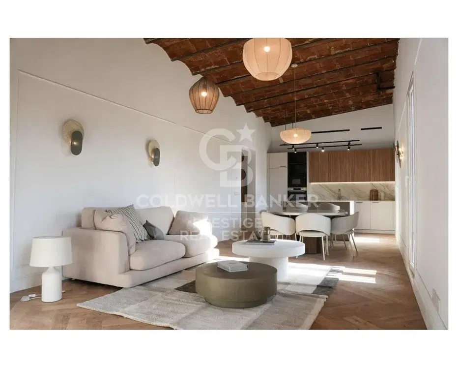 Living room; wood floor, natural light, modern style, high ceiling