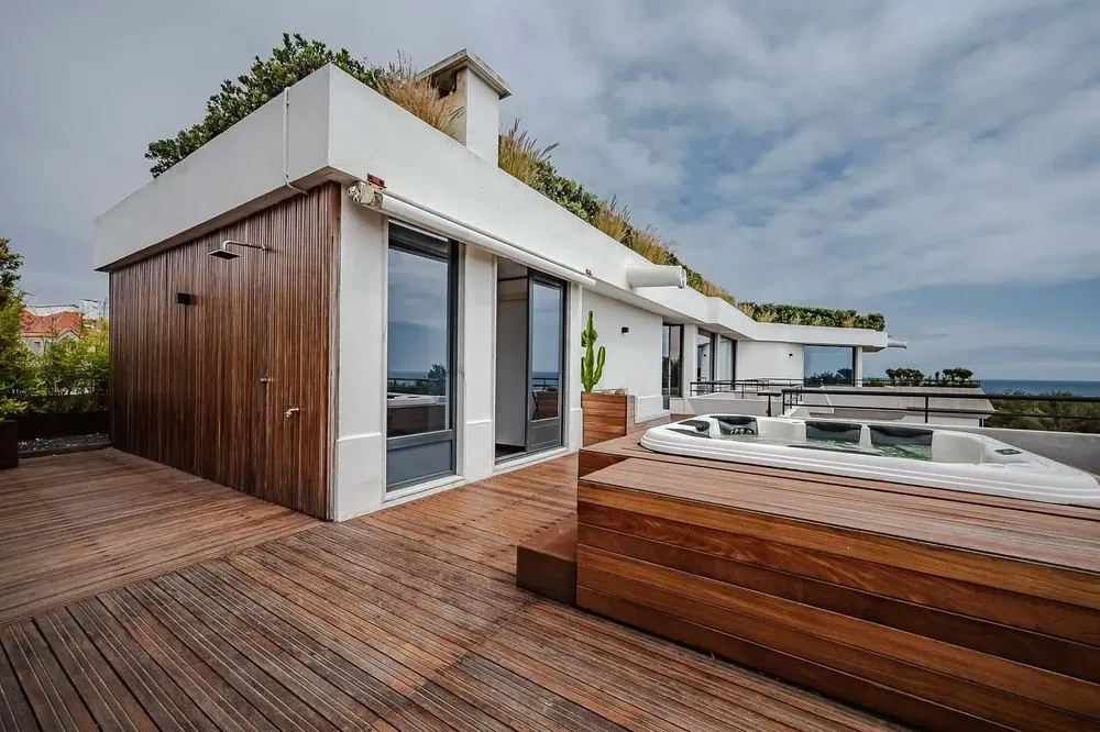 Кухня; кухненски уреди, дървен под, естествена светлина, модерен стил, ремонтиран