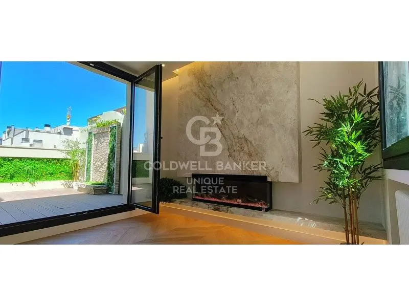 Woonkamer; houten vloer, natuurlijk licht, moderne stijl, hoge plafonds