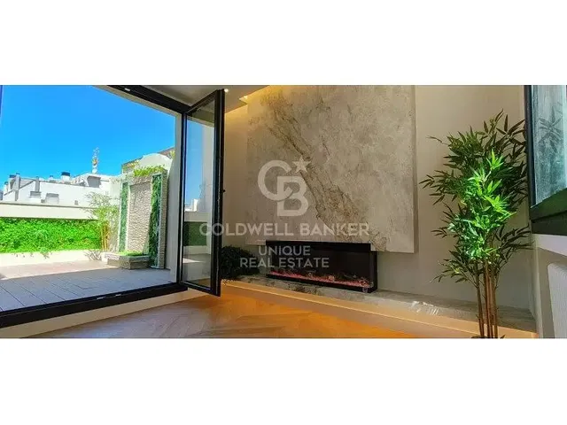 Salon; podłoga drewniana, światło dzienne, styl nowoczesny, wysokie sufity