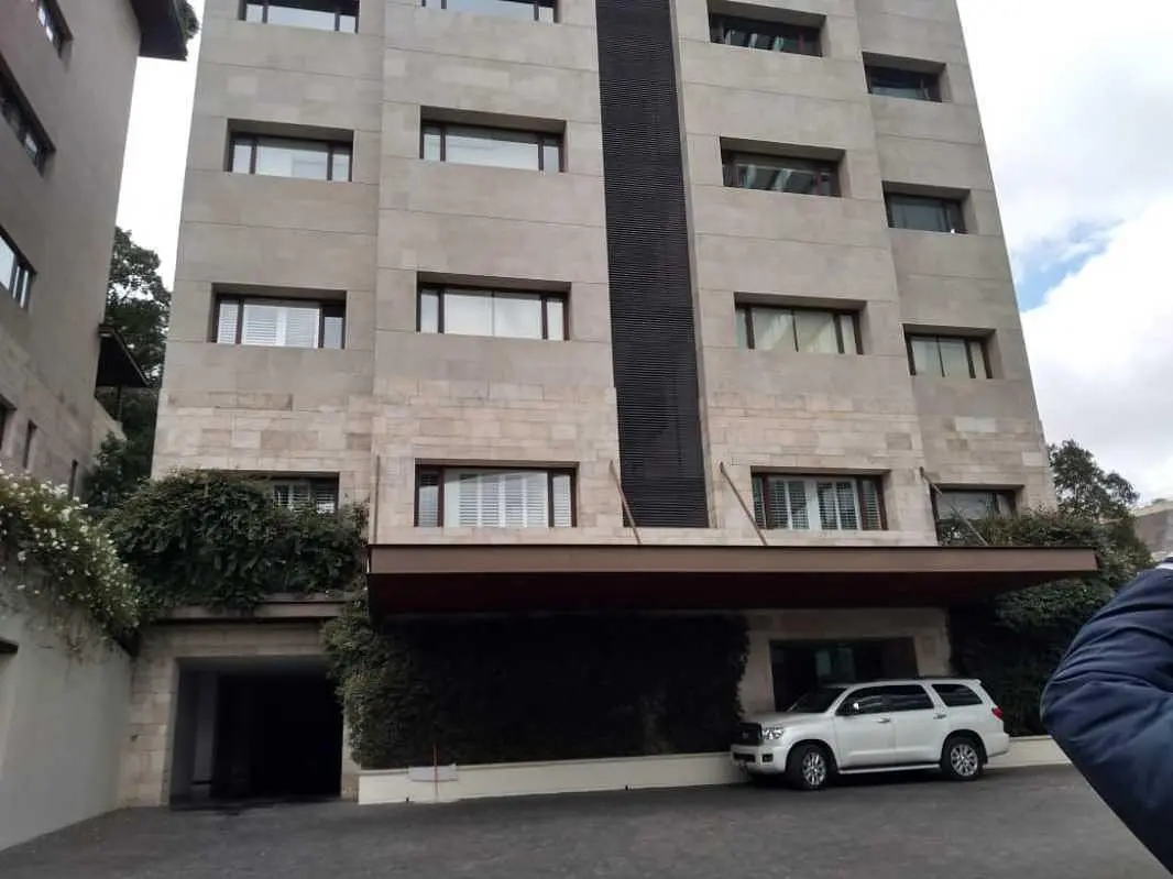 Salon; parquet, lumière naturelle, style moderne, hauteur sous plafond