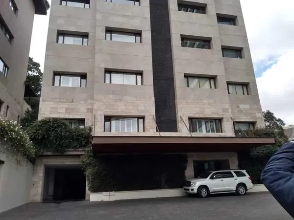 Salon; parquet, lumière naturelle, style moderne, hauteur sous plafond